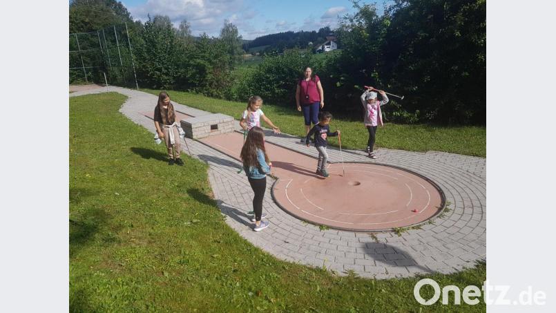 Einen Riesenspaß hatten die Kinder der Ferienbetreuung Moosbach beim Kleingolfspiel im Moosbacher Kurpark. Bild: gi