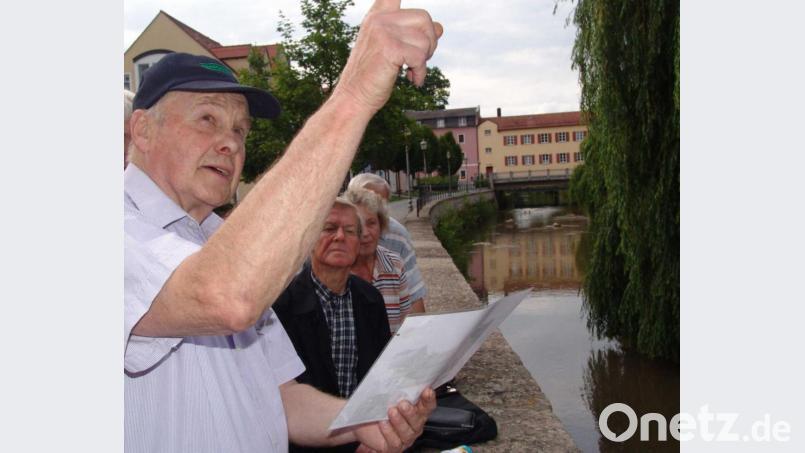 Manfred Pollok bei einer seiner vielen Führungen durch die Amberger Altstadt. Archivbild: Harald Mohr