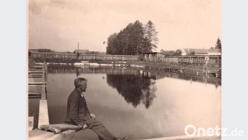 Heinrich Fuchs, ehemaliger Turnvereins-Vorstand begutachtet um 1950 das vom TUS erbaute Schwimmbad am Ziegelanger. Bild: rha