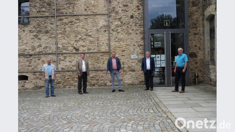MdB Karl Holmeier (Zweiter von rechts) sicherte Bürgermeister Reinhard Kreuzer (Zweiter von links) seine Unterstützung bei anstehenden Maßnahmen zu. An der Diskussionsrunde nahmen auch die stellvertretenden Bürgermeister Andreas Hopfner (rechts) und Josef Fleißer (links) sowie stellvertretender CeBB-Leiter David Veres teils. Bild: wel