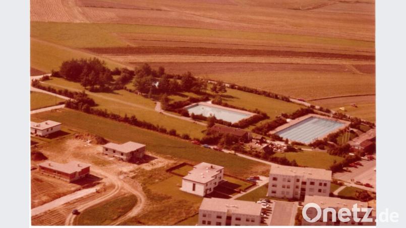 1967 war die Umgebung des Vilsecker Schwimmbads noch weitgehend unbebaut. Im Vordergrund die sogenannten Ami-oder Deutschbauten der Fitzthum-Village. Bild: rha