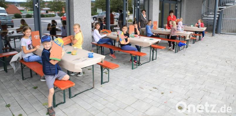 Viel Spaß hatten die Buben und Mädchen beim Dachziegel anmalen. Mit auf dem Bild (stehend von rechts) die stellvertretende AsF-Vorsitzende Brigitte Scharf und Margarete Goller. Bild: njn