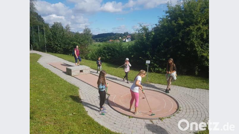 Einen Riesenspaß haben die Kinder der Ferienbetreuung Moosbach beim Kleingolfspiel im Moosbacher Kurpark. Bild: gi