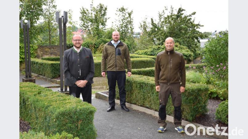 Der Vorsitzende des Naturparks NOW e. V. Landrat Andreas Meier (links) begrüßt gemeinsam mit dem Geschäftsführer Stefan Härtl (Mitte) den neuen Naturpark-Ranger Heiko Hoffmann. Bild: Landratsamt Neustadt/WN/Prößl