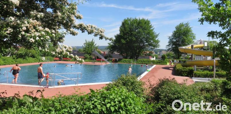 Mit einer 42 Meter langen Erlebnisrutsche und mit Massagedüsen ausgestattet präsentiert sich das Nichtschwimmerbecken auf hohem Niveau. Bild: rha