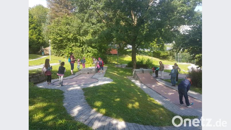 Einen Riesenspaß hatten die Kinder der Ferienbetreuung Moosbach beim Kleingolfspiel im Moosbacher Kurpark. Bild: gi