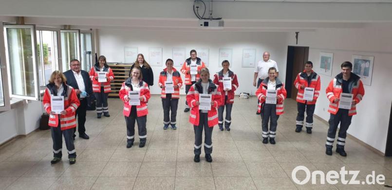 10 frischgebackene Sanitäter beim Kreisverband Tirschenreuth im BRK. Mit im Bild: Lehrgangsleiter Richard Wagner (Zweiter von links), Ausbilderin Melissa Wagner (Fünfte von links) und Kreisbereitschaftsleiter Christian Stahl (Vierter von rechts). Bild: BRK Tirschenreuth/exb