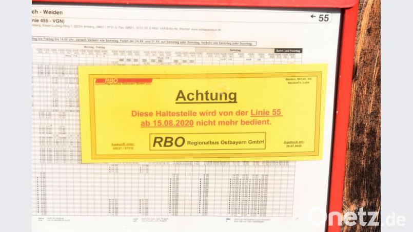 Ein gelber Zettel auf dem Fahrplan zeigt es an: Die Fahrt von Neudorf nach Weiden um 8.38 Uhr entfällt künftig. Das Einstiegs-Verbot auf der Linie 55 gilt aber im gesamten Landkreis Neustadt und der Stadt Weiden. Dadurch ändert sich auch der Busverkehr für Schüler teilweise. Bild: Gabi Schönberger