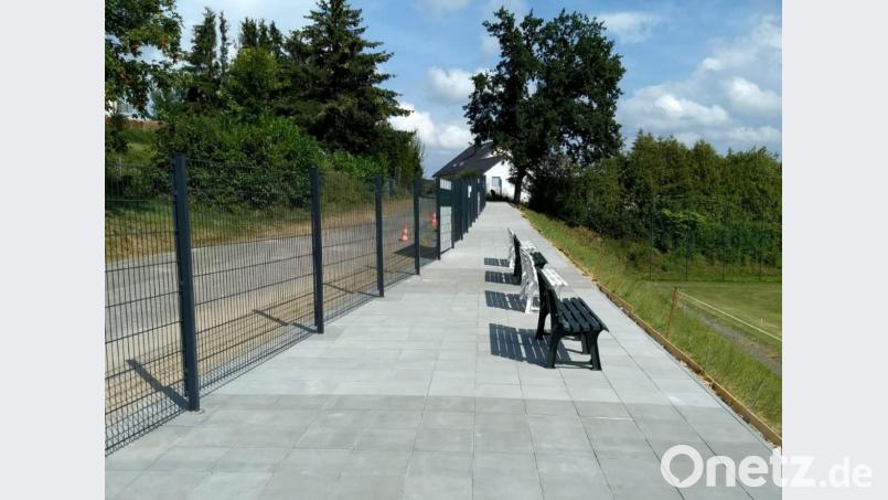 Der neue Zaun (links im Bild) grenzt das Sportgelände zur Straße hin ab. Neu sind auch die Sitzbänke in den TSV-Vereinsfarben Grün und Weiß. Bild: rro