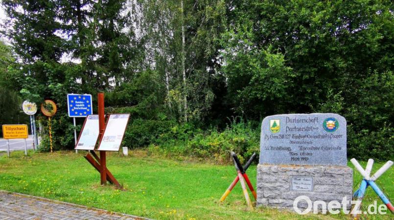 Der Grenzübergang erinnert an die Patenschaften der Gemeinden und der Gedenkstein an die Partnerschaft der Soldaten. Bild: gz