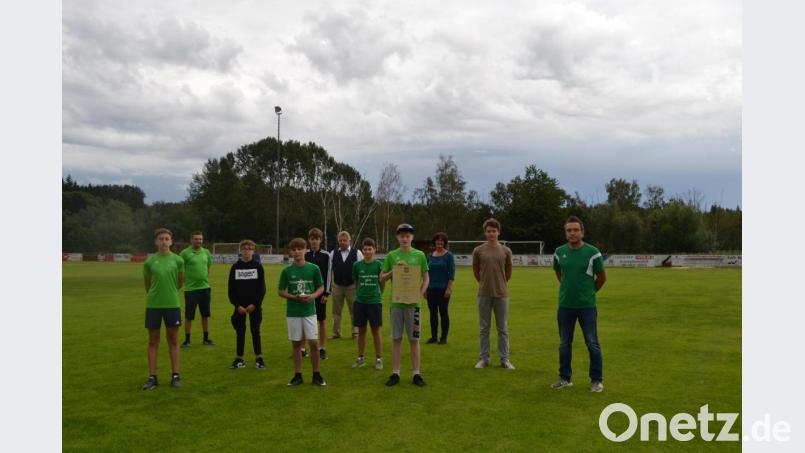 D-Jugend-Meistermannschaft der DJK Neuhaus der Saison 2018/2019. Dahinter (von links) Matthias Sauer, Erich Sperber, Gitte Kreinhöfner, und Markus Schmidkonz. Bild: Kappl, Andreas [kap]