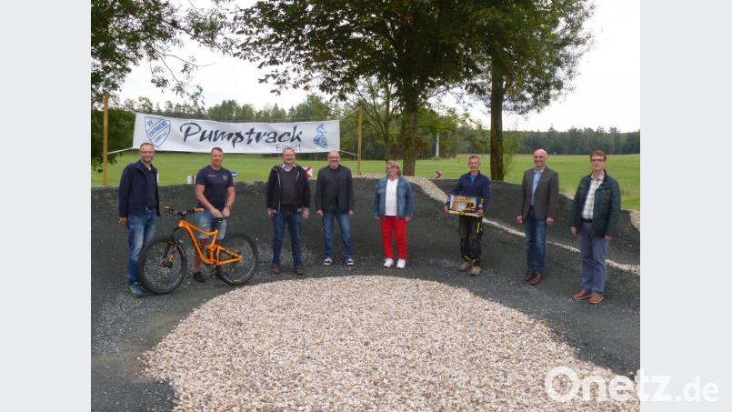 Der Freihunger Bürgermeister Uwe König (Dritter von links) spricht bei der Eröffnung des Pumptracks von einem „wunderbaren Ergebnis“. Mit dabei (von links): Jürgen Götz, Christian Wiesneth, Johannes Ott, Waltraud Lobenhofer, Patrick Schwemmer, Klaus Siegert und Max Heindl. Bild: bk