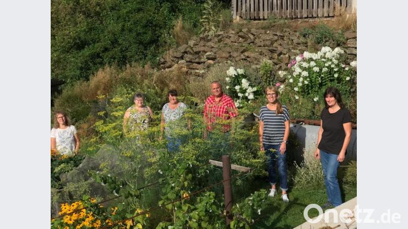 Auf dem Fenchelstrauch im Garten von Petra Altnöder (links) in Wernersreuth wurden fünf Raupen des Schwalbenschwanzes gefunden. Darüber freuten sich (von links) die OGV-Mitglieder Elfriede Berling, Agnes Burger Agnes, Zweiter Vorsitzender Martin Meyer, Vorsitzende Christine Böhm und Resi Lippert. Bild: Christine Böhm/exb