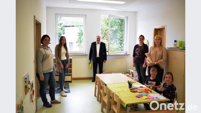 Die Ammerthaler Kita im ehemaligen Bankgebäude hat den Betrieb aufgenommen (stehend, von links): Susanna Honig (stellvertretende Kita-Leiterin), Susanna Roßmann (Kinderpflegerin im Kindergarten), Bürgermeister Anton Peter, Julia Löhner (Kinderpflegerin der Krippe) und Kita-Leiterin Katharina Reiff. Bild: oe