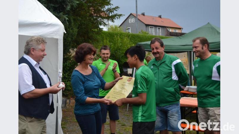 Gitte Kreinhöfner und Erich Sperber übergeben Urkunde und Pokal an den Julian Gleißner, Kapitän der E-Jugend-Mannschaft von 2018/2019. Vorstandsvorsitzender Matthias Sauer (Mitte) und das Trainerduo Heimerl/Gleißner applaudieren. Bild: Kappl, Andreas [kap]