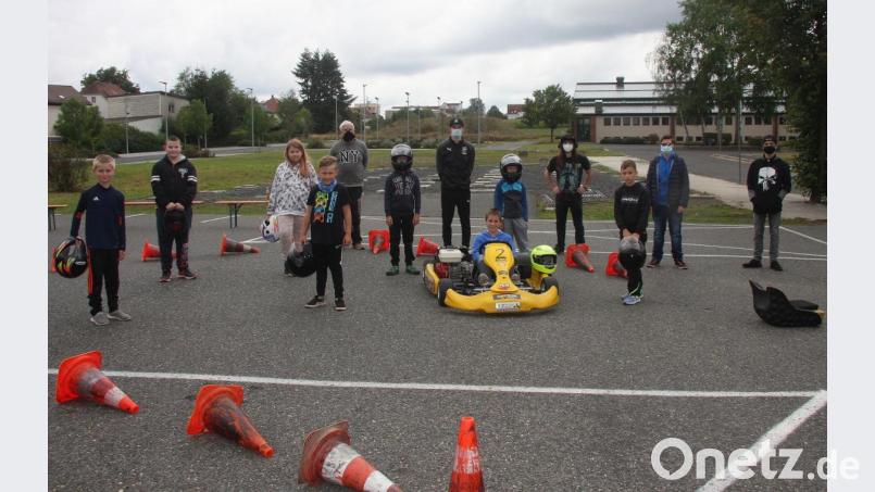 Die Teilnehmer des Kart-Schnuppertrainings des MSC Wiesau zusammen mit MSC-Jugendleiter Karl-Heinz Dietrich (Fünfter von links) und weiteren Mitgliedern des Vereins. Bild: wro