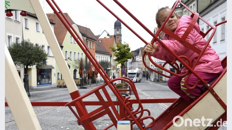 Seit Dienstagmittag ist die Schiffschaukel am Malteserplatz in Amberg in Betrieb. Bild: Petra Hartl