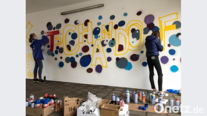 Das Wortspiel „Tsch-andorf“ deutet auf das deutsch-tschechische Kulturstadtprojekt hin. Jugendliche &quot;hübschten&quot; am Wochenende die Durchgänge zur Schwandorfer Naabuferstraße auf. Bild: Bender/exb