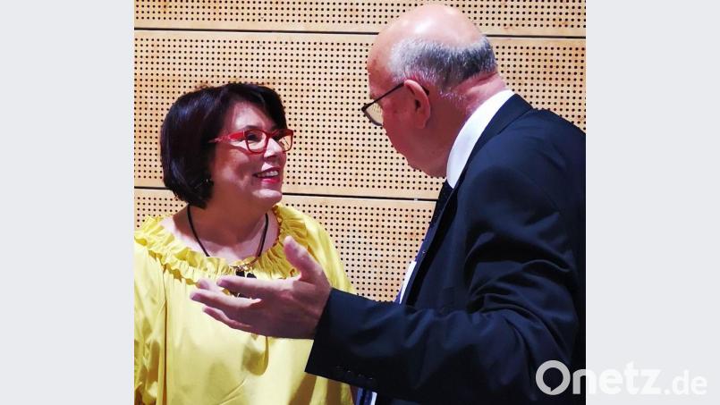 Ulrike Partl-Mahlendorf, hier bei einem Gespräch mit Stadtdekan Hans Amann, hat nur ein Schuljahr lang als Leiterin der Mädchenrealschule St. Josef in Schwandorf gearbeitet. Ab Mai 2020 war sie krank geschrieben und hat sich dann in der Folgezeit erfolgreich auf eine Stelle in Vohenstrauß beworben. Bild: Dobler