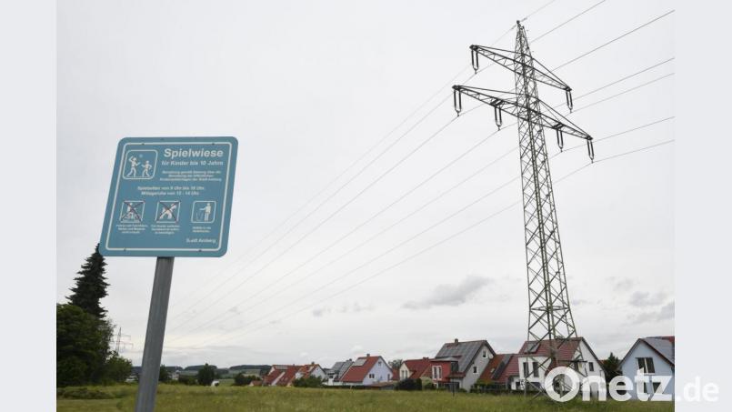 Von Rosenberg aus zieht eine 110-Kilovolt-Freileitung über Amberg nach Schwandorf. Der kurze Teil zwischen Rosenberg und Amberg soll ertüchtigt, der längere Teil bis Schwandorf ganz neu gebaut werden. Bild: Petra Hartl