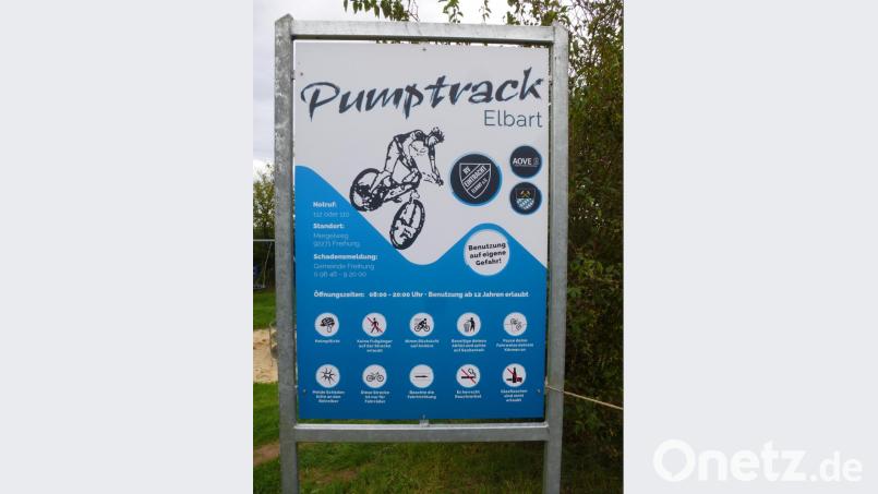 Zehn Verhaltensregeln stehen auf der Tafel, die wegen der Unfallverhütung bei Nutzung des Pumptracks zu beachten sind. Bild: bk