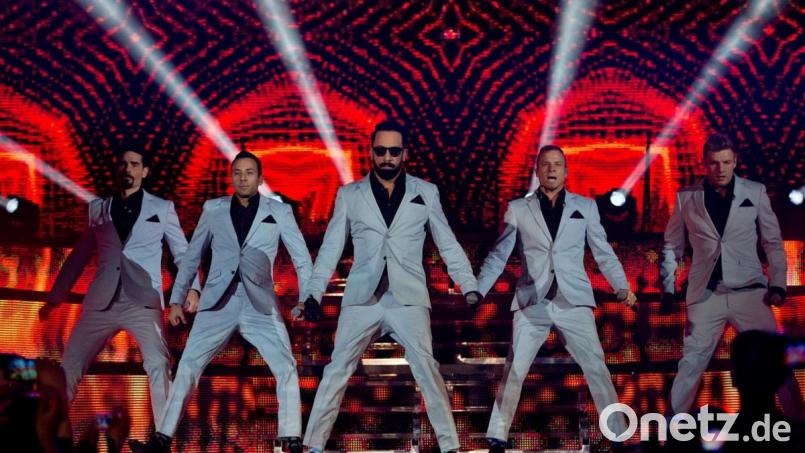 Die Backstreet Boys auf der Bühne (von links): Kevin Richardson, Howie Dorough, A. J. McLean, Brian Littrell und Nick Carter. Ihnen kam im Juli 1999 die damals 18 Jahre alte Schülerin Corinna Frey aus Rieden nach dem Konzert in der Ostbayernhalle sehr nahe. Bild: Sven Hoppe/dpa
