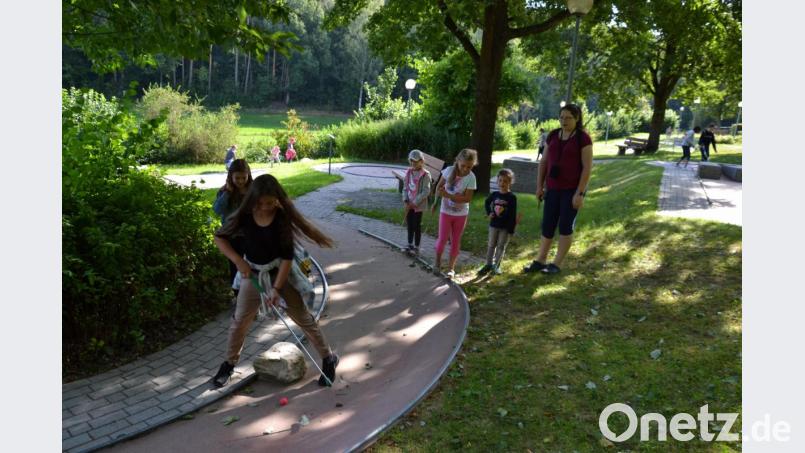 Einen Riesenspaß hatten die Kinder der Ferienbetreuung Moosbach beim Kleingolfspiel im Moosbacher Kurpark. Bild: gi