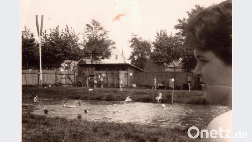In den 1950er Jahren vergnügten sich die Vilsecker an heißen Sommertagen im Naturbad am Ziegelanger. Der vordere Bereich (links) gehörte den Nichtschwimmern. Bild: rha