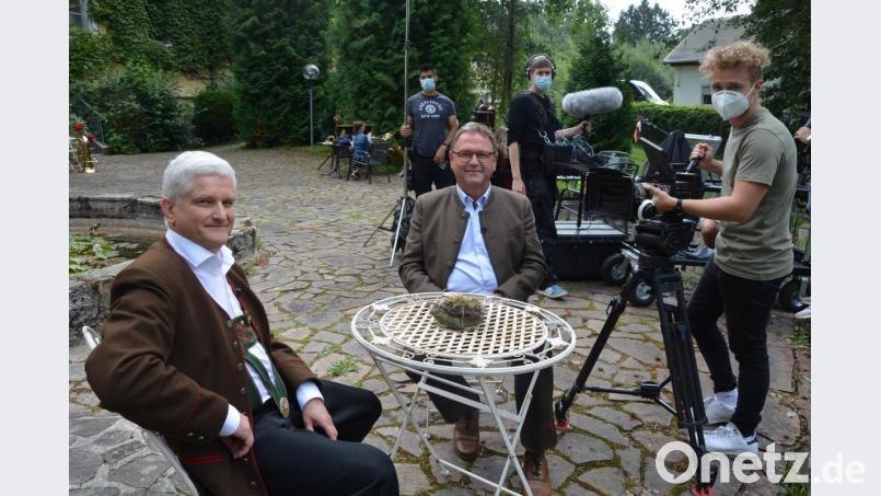 Klaus Rustler (links) sprach im Interview mit Moderator Georg Ried (Mitte) über die Blaskapelle Ernestgrün und machte dabei auch Werbung für die Marktgemeinde Bad Neualbenreuth. Bild: jr