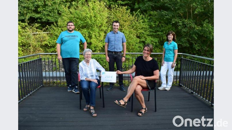 Büchereileiterin Doris Neumann (sitzend, rechts), Sissy Bringer (sitzend, links) und Maria Schmidt (stehend, rechts) danken Vorsitzendem Michael Gleißner (stehend, Mitte) und Phillip Konz (stehend, links) für die Unterstützung. Bild: adj