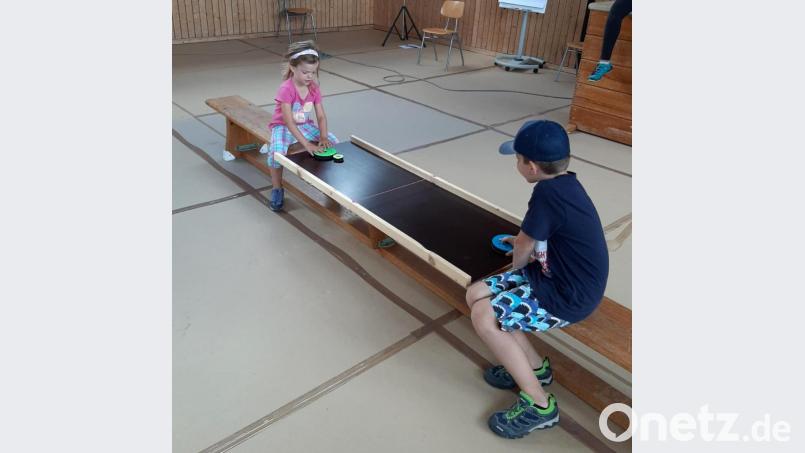 Air-Hockey ist ein Geschicklichkeitsspiel. Jeder Spieler versucht, den Puck genau zu treffen und dem Gegner zuzuschieben. Bild: exb
