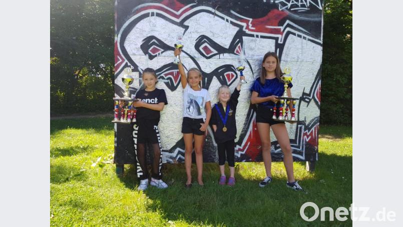 Die Mädchen sind beim Wettbewerb erfolgreich (von links) Emelina Klotz, Alina Klik, Lena Schmidt und Stefanie Nikitin. Bild: Alena Nikitin