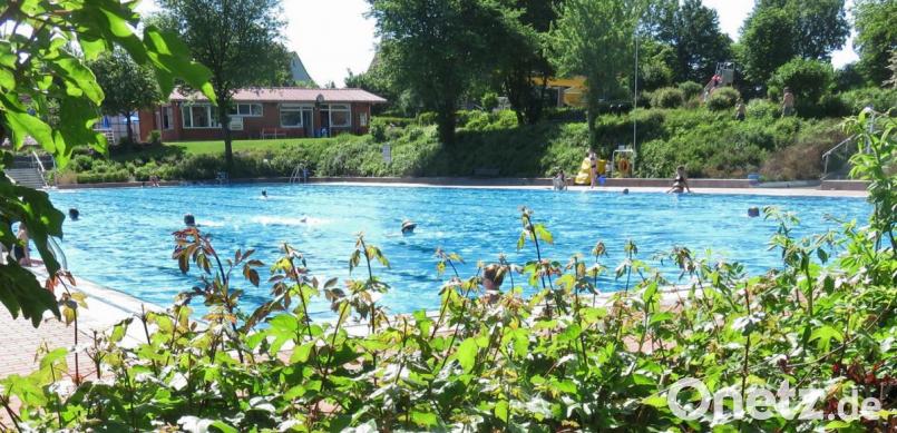 Das Vilsecker Höhenschwimmbad mit Wettkampfbecken und Sprungturm zählt auch nach mehr als Jahren noch zu den modernsten und schönsten Bädern des Landkreises. Bild: rha