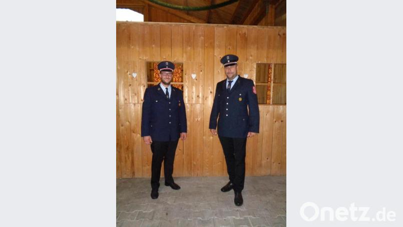 Stefan Schöberl und Falko Foitzik stehen an der Spitze der Feuerwehr Schneeberg (von links). Bild: amö