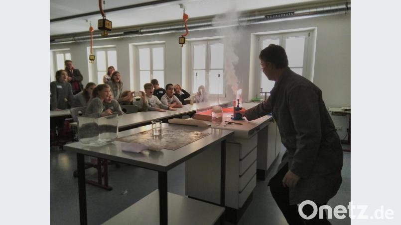 Spannende Momente in Chemie mit Lehrer Wolfgang Schmidt. Bild: mma