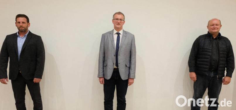 Das Bürgermeisterteam der Gemeinde Schwarzach ist nach der erforderlichen Nachwahl des Zweiten Bürgermeisters wieder komplett. Neuer erster Stellvertreter ist Michael Singer (links). Mit im Bild Erster Bürgermeister Franz Grabinger (Mitte) und Dritter Bürgermeister Joachim Schießl (rechts).	Bild: ohr Bild: ohr
