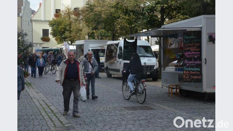 Der Mittwochs-Wochenmarkt ist zwar gut besucht, aber bei weitem nicht so frequentiert wie samstags. Bild: Kunz