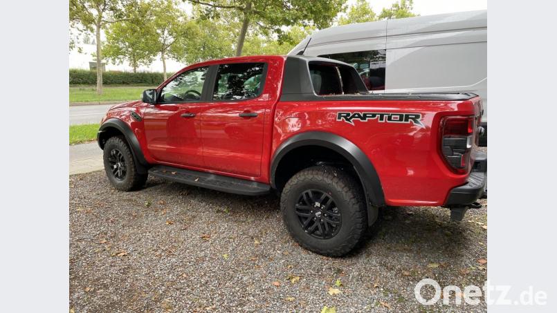 Mit einem roten Pickup – das Foto zeigt ein baugleiches Modell – machte sich ein 38-Jähriger bei einer Probefahrt aus dem Staub. Bild: PI Regensburg Nord/exb