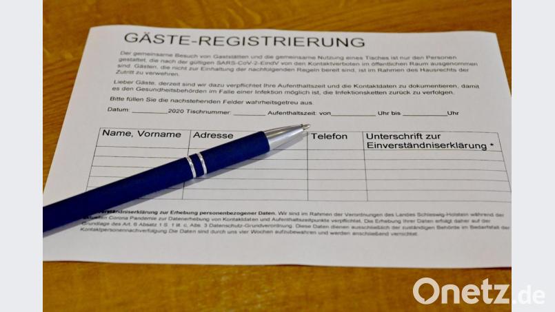 Ein Zettel für die Gäste-Registrierung liegt in einem Restaurant auf einem Tisch. Symbolbild: Carsten Rehder/dpa