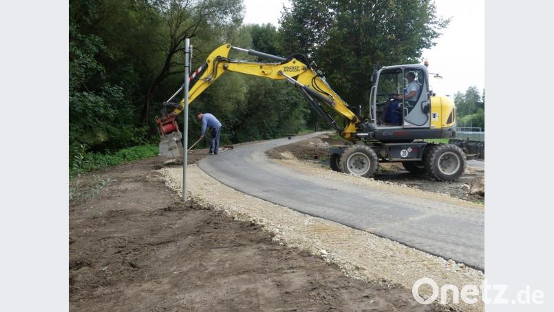 Schon bald gibt es in der Rußweiherstadt einen fast durchweg verkehrsfreien Fußweg. Die Arbeiten der Firma Schulz neigen sich bereits dem Ende zu. Bild: rn