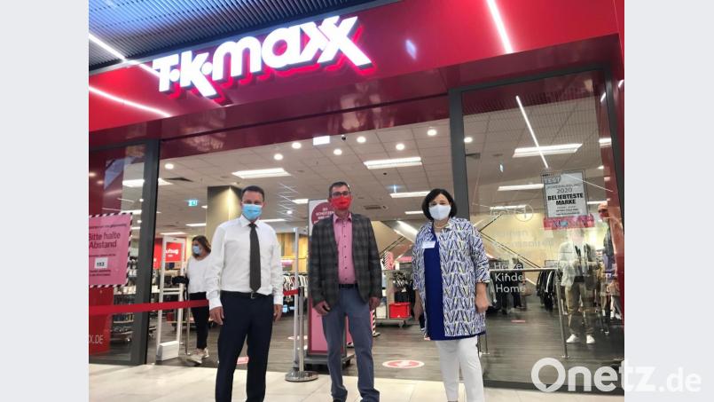 Ohne großes Tamtam ging die Eröffnung von TK Maxx am Donnerstagmorgen vonstatten. Der Termin war geheimgehalten worden. Oberbürgermeister Jens Meyer (links) und NOC-Geschäftsführerin Reinhild Holthaus (rechts) ließen es sich allerdings nicht nehmen, Filialleiter Josef Grüner zu gratulieren. Bild: Gabi Schönberger