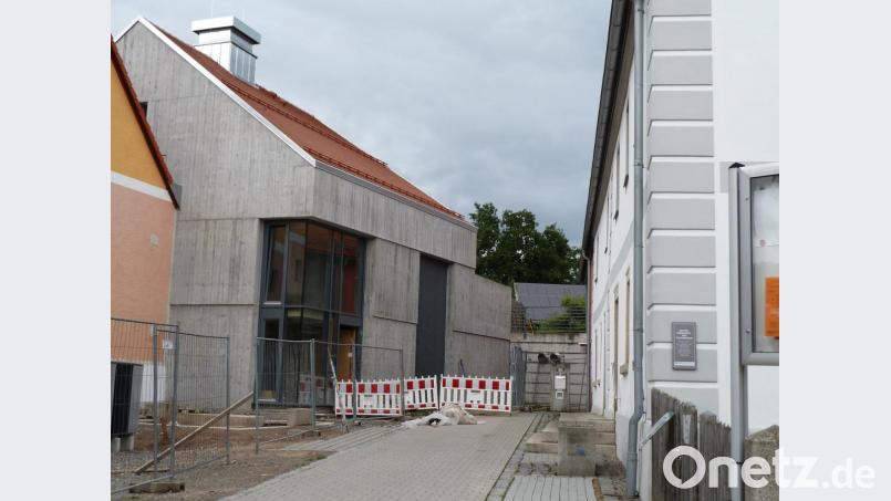 Endspurt beim Stadtarchiv: Die Fenster und Außentüren sind eingebaut, jetzt startet der Innenausbau. Die Betonfassade behält ihre „Scheunen-Optik“. Bild: Portner