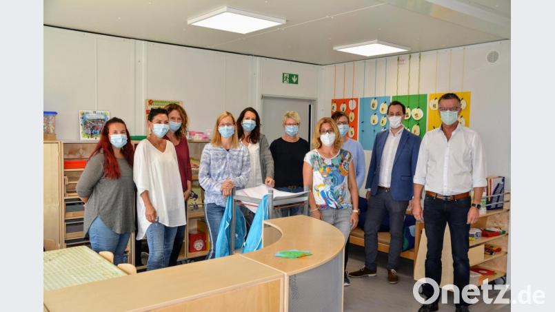 Das Team der Einrichtung freut sich zusammen mit (von rechts) Bürgermeister Hermann Falk, Kreisgeschäftsführer Sebastian Schaller, Leiterin Bettina Rösch und Anja Hopf (BRK-Fachbereichsleitung) über die neuen Räume. Bild: fdl