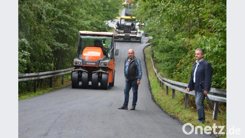 Bürgermeister Andreas Wutzlhofer (rechts) und Außendienstleiter Karl Frey (links) vergewissern sich über den Stand der Asphaltierungsarbeiten von Roggenstein vorbei an der Kläranlage bis nach Oberschleif. Mit der neuen Deckenschicht ist der Straßenzug wieder locker 30 Jahre gut befahrbar. Bild: dob