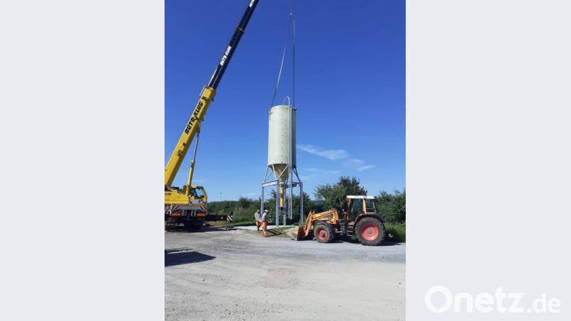 Nach perfekter Vorarbeit waren nur zwei Leute zum Aufstellen nötig: Lkw-Fahrer und Kranfahrer