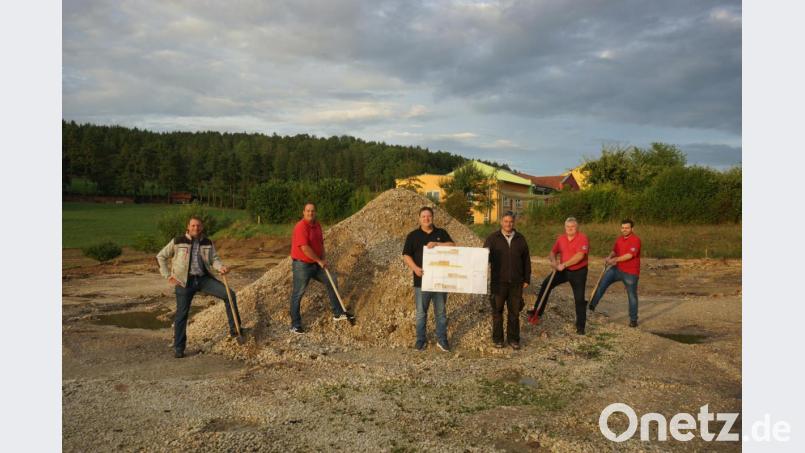 Ludwig Altmann, Kommandant Stefan Brunner, Bürgermeister Christian Ziegler, Architekt Helmut Schatz, Vorsitzender Siegfried Schlosser und zweiter Kommandant Hubert Meierhofer (von links) setzten den ersten Spatenstich für das neue Feuerwehrhaus in Högling. Bild: nib