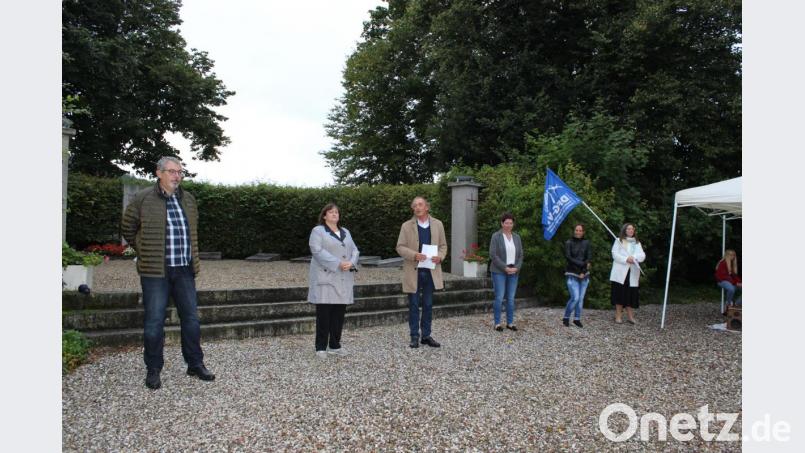 Die Teilnehmer legten nach den Ansprachen zum Antikriegstag auf dem Plattenberg Sonnenblumen auf den zwölf Grabsteinen, die die zwölf Stämme Israels symbolisieren, nieder. Im Bild (von links) Tom Hiltl (DGB), MdB Marianne Schieder, Kreisrat Franz Schindler, Zweite Bürgermeisterin Margit Reichl, Theresa Krämer und eine Vertreterin der Deutschen Friedensgesellschaft. Bild: pko