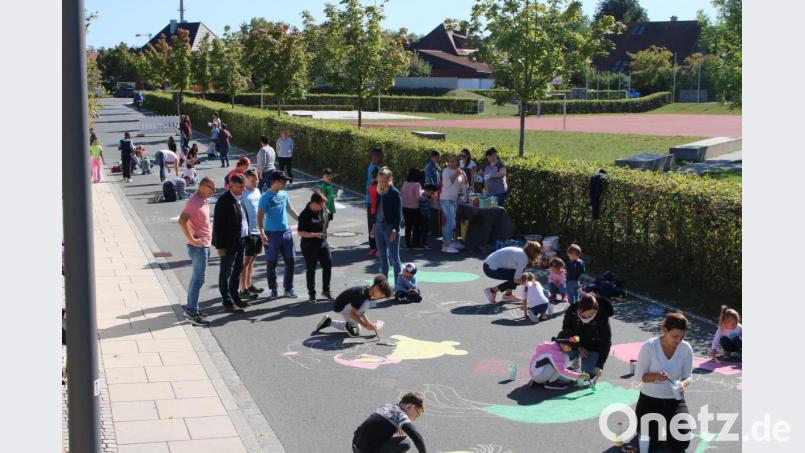 Eltern, Kinder und alle anderen Grafenwöhrer sind an die Straßenmalaktion vor dem Schulbeginn gewöhnt. Letztes Jahr herrschte Am Alten Weg reges Treiben, doch heuer bleibt es dort ruhig: Die Veranstaltung muss dieses Jahr ausfallen. Archivbild: sne