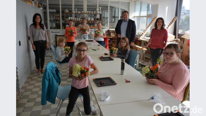 Kunstvolle Herbstgestecke aus Hortensien bastelten Kinder am Mittwochvormittag im Pädagogikraum des Mitterteicher Museums. Nicole Schuller (rechts) übernahm auch heuer die Leitung der insgesamt elf Bastelkurse. Über das Interesse freuten sich auch Marion Papsch und Bürgermeister Stefan Grillmeier. Bild: jr