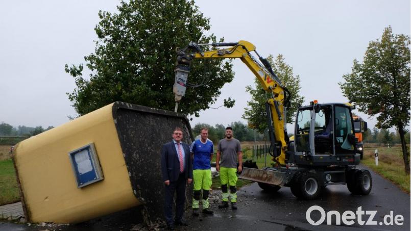Mitarbeiter des Vilsecker Bauhofs zerlegen das alte Bushäuschen am Langen Steg. In wenigen Wochen soll der neue Wartebereich aufgestellt werden. Die Arbeiten verfolgen (von rechts): Michael Göttlinger, Michael Ruppert und Bürgermeister Hans-Martin Schertl. Bild: Stefanie Gradl